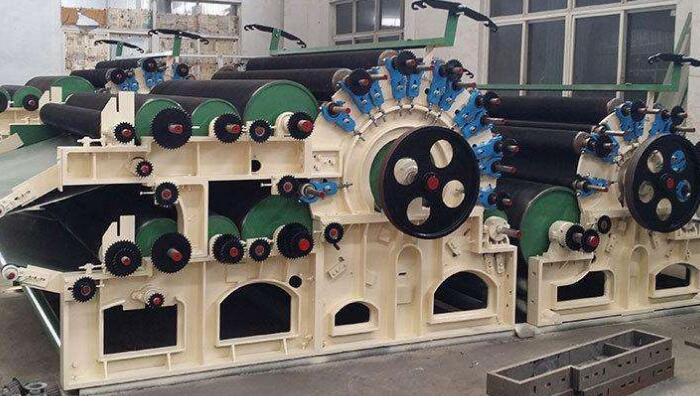 無(wú)紡布梳理機(jī)