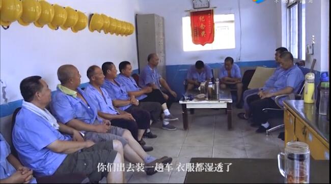 被汗水浸透衣服的裝卸車隊