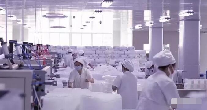 繁忙的非織造布車(chē)間場(chǎng)景